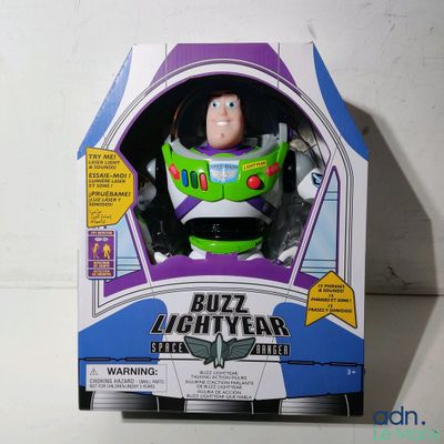figurine Buzz l'Éclair dans sa boîte, posée sur une surface blanche