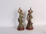 paire de figurines anciennes en bronze représentant une femme et un garçon