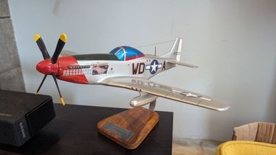 une petite maquette d'avion posée sur une table