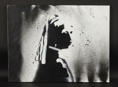 l'image d'une photo en noir et blanc représentant une femme portant une boucle d'oreille en perle