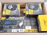 deux cartons contenant des casques de jeu et une souris