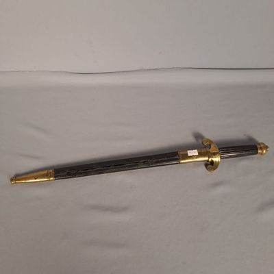 gros plan d'une épée sur une table à fond blanc