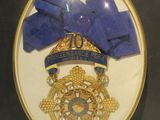 une photo d'une médaille entourée d'un ruban