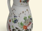 un pichet blanc orné d'un motif floral