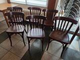 quatre chaises en bois placées devant une fenêtre