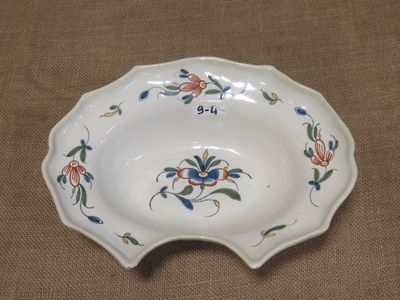 une assiette blanche avec un motif floral