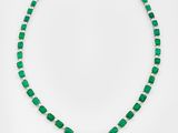 un collier d'émeraudes et de diamants, signé Van Cleef