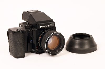 un appareil photo noir et un objectif noir sur fond blanc