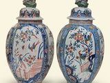 deux vases décorés d'oiseaux et de fleurs