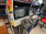 beaucoup de vieilles consoles de jeux vidéo dans un garage