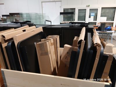 beaucoup de cartons dans une poubelle dans la cuisine
