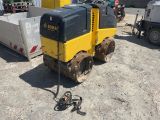 une photo d'un engin de chantier garé sur un parking