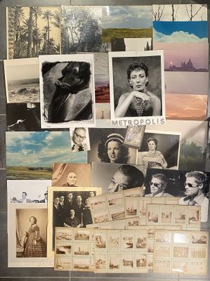 un réfrigérateur sur lequel sont collées de nombreuses photos de personnes