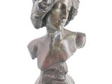 statue d'une femme coiffée d'un chapeau et vêtue d'une robe