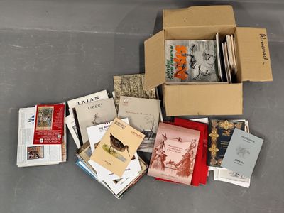 de nombreux livres dans une boîte posée par terre