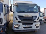 deux camions garés l'un à côté de l'autre dans un parking