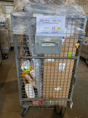 un chariot contenant beaucoup de boîtes