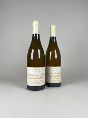 deux bouteilles de vin posées l'une à côté de l'autre sur une table