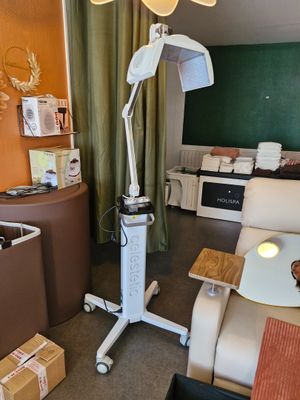 une image représentant une pièce avec une chaise et une lampe