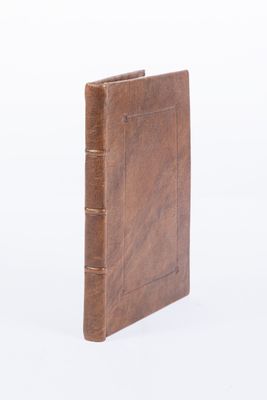 livre relié en cuir marron sur fond blanc, avec un espace réservé au texte