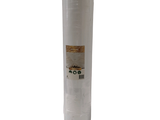 un rouleau de plastique transparent sur fond blanc