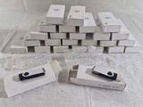 beaucoup de boîtes blanches posées sur une table