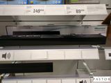 il y a beaucoup de téléviseurs sur les rayons du magasin