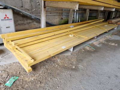 de nombreux bancs en bois situés à l'extérieur d'un bâtiment
