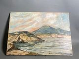 une peinture à l'huile représentant une scène de plage avec une montagne en arrière-plan