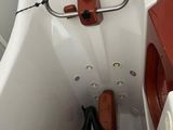 des toilettes avec un siège rouge dans une salle de bains blanche