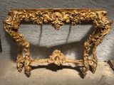une console richement sculptée, ornée de décorations à la feuille d'or
