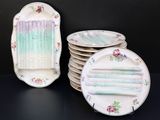 une pile d'assiettes et un porte-assiettes posés sur une table