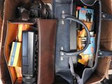un sac en papier brun rempli de livres et d'un téléphone portable