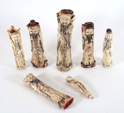 six pièces en ivoire sculpté et en objets en ivoire ornées de figures