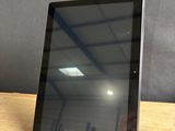 une tablette posée sur une table en bois