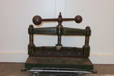 a small scale that is sitting on the floor