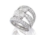 gros plan d'une bague en diamant sur fond blanc
