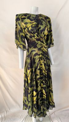 une robe verte et noire sur un mannequin, un mannequin, un mannequin, un mannequin, un mannequin, un mannequin, un mannequin, un mannequin, un mannequin, un mannequin, un mannequin, un mannequin, un mannequin, un mannequin, un mannequin, un mannequin, un mannequin, un mannequin, un mannequin, un mannequin, un mannequin, un mannequin, un mannequin, un mannequin, un mannequin, un mannequin, un mannequin, un mannequin, un mannequin, un mannequin, un mannequin, un mannequin, un mannequin, un manne