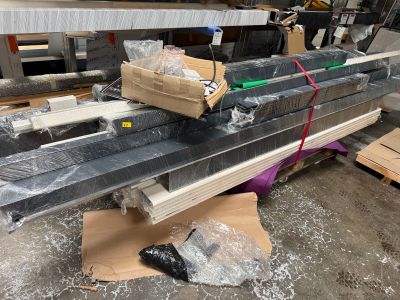 une machine qui travaille sur une pièce de bois