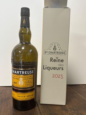une bouteille de vin posée sur une table à côté d'une boîte