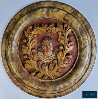 une photo d'une plaque en bois sur laquelle figure un enfant