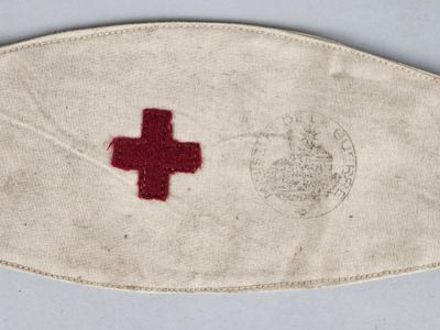 une image représentant un masque médical orné d'une croix rouge