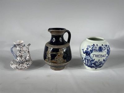 trois vases sont posés les uns à côté des autres sur une surface blanche