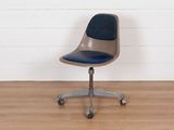 une chaise posée sur un parquet