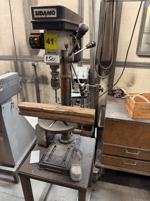 une machine posée sur une table dans une pièce