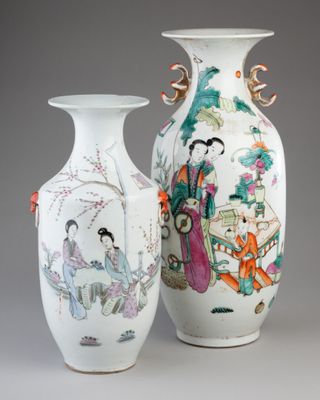 deux vases posés l'un à côté de l'autre sur une table