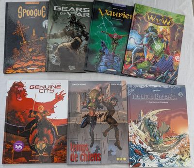 beaucoup de bandes dessinées sur la table