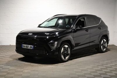 le 4x4 noir est garé dans le garage sur un sol en damier
