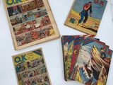 Plusieurs bandes dessinées sont exposées dans une boîte posée sur une table