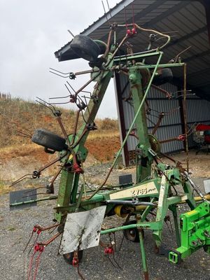 un tracteur garé devant un bâtiment
